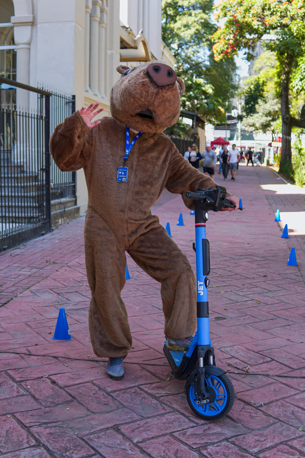 Ativação de marca JET com mascote em circuito de cones