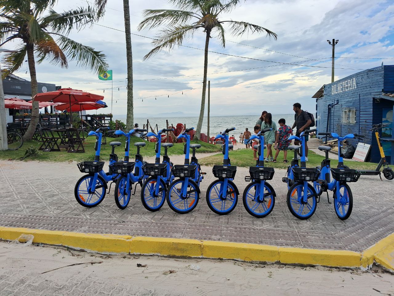 Fileira de bicicletas elétricas JET à beira-mar
